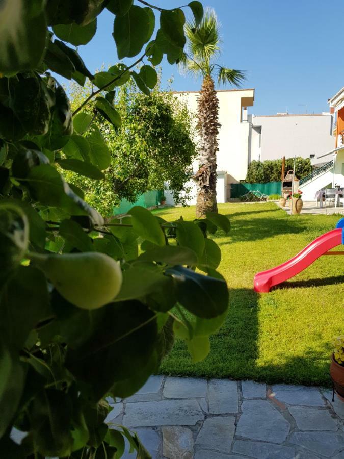 Nautilus Pensionat Nea Iraklitsa Exteriör bild